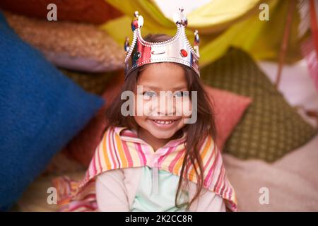 Shes une petite princesse. Une jolie petite fille habillée comme une princesse tout en jouant à la maison. Banque D'Images