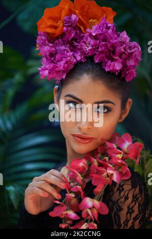Belle culture. Un portrait d'une belle femme portant des fleurs colorées. Banque D'Images