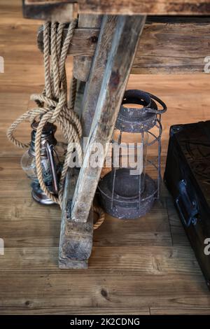 Lampes anciennes, lanterne à huile, lampe rustique. Une décoration rustique. Banque D'Images