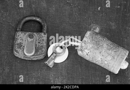 Une clé pour une serrure, cadenas avec étiquette en liège. Banque D'Images