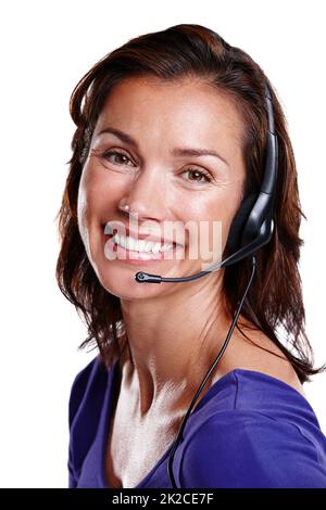 Mon service client me sourit. Portrait en studio d'une femme dans son milieu de 30s portant un casque et souriant largement à l'appareil photo. Banque D'Images