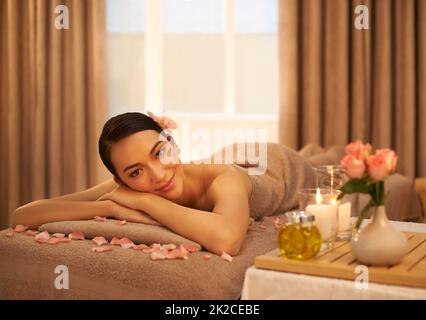 Rajeunissez et ressourcez-vous. Une belle jeune femme se relaxant sur une table de massage avant son massage. Banque D'Images