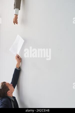 Soutien de l'équipe. Photo d'un homme d'affaires qui a transmis un document à un collègue dans un bureau. Banque D'Images