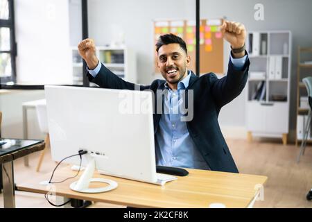 Homme d'affaires souriant travaillant sur un ordinateur professionnel Banque D'Images