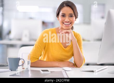 S'attaquer à son travail avec une attitude positive. Photo courte d'une jeune femme d'affaires attirante au bureau. Banque D'Images