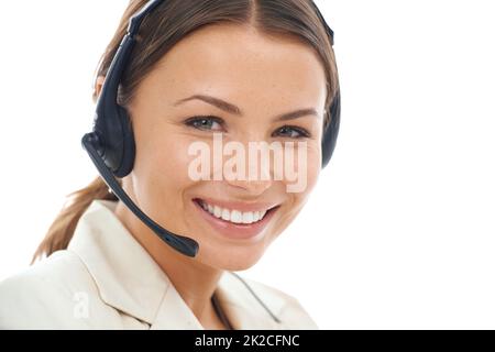 L'assistance est sa spécialité. Un studio de gros plan représentant une femme souriante portant un casque isolé sur un arrière-plan blanc. Banque D'Images