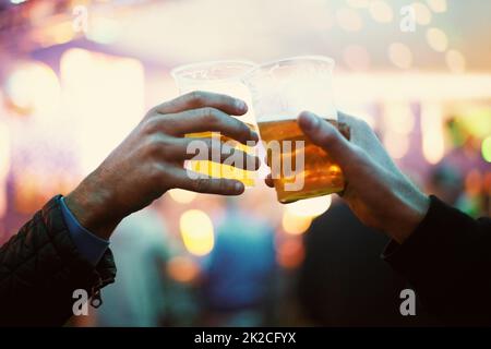 Commémoration du moment. Deux amis qui se sont servis des bons moments avec des tasses de bière en plastique - Festival de musique. Banque D'Images