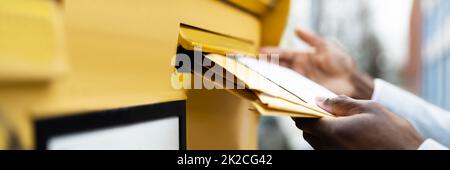 Lettre dans l'enveloppe ou document dans la boîte aux lettres Banque D'Images