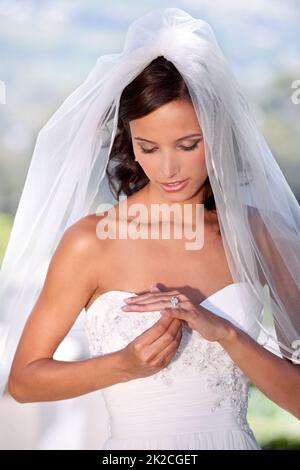 Beauté radieuse le jour de son mariage. Une jeune mariée admirant son anneau de mariage. Banque D'Images