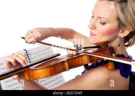 Dédié à l'excellence musicale. Studio tourné d'une belle jeune femme jouant du violon. Banque D'Images