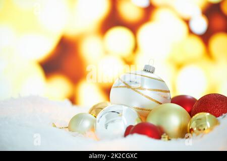 Beaucoup comme noël. Un arrangement de décorations de Noël sur un fond de lumières. Banque D'Images