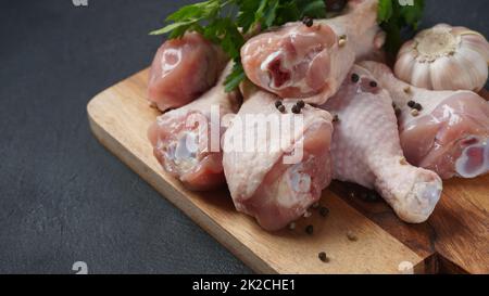 Pattes de poulet non cuites crues pour barbecue. Viande avec ingrédients pour la cuisson Banque D'Images