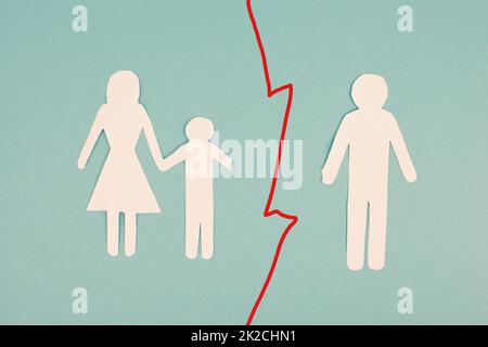 Parents divorcés, enfant avec mère, père seul, mère célibataire, lutte de garde,découpe de papier, fond bleu Banque D'Images