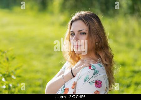 Belle jeune femme pose à l'extérieur. Banque D'Images