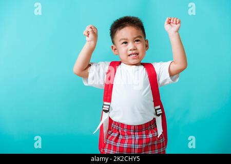 enfant garçon en sourire uniforme levez les mains vers le haut heureux quand revenez à l'école Banque D'Images