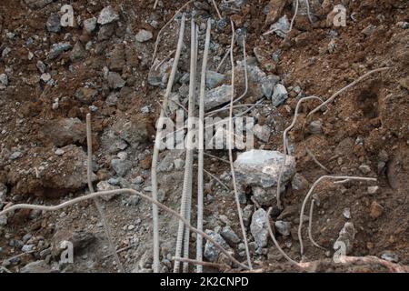 Restes d'acier après démolition d'une fondation dans une excavation Banque D'Images