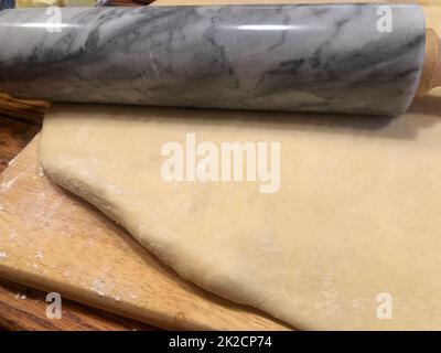 Comptoir de boulangerie en bois avec pâte roulée et rouleau de granit Banque D'Images