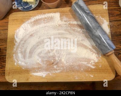 Planche à découper en bois farinée avec broche de granit, vue à grand angle Banque D'Images