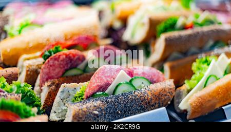 Des sandwichs fraîchement préparés sont vendus dans un restaurant de restauration rapide Banque D'Images