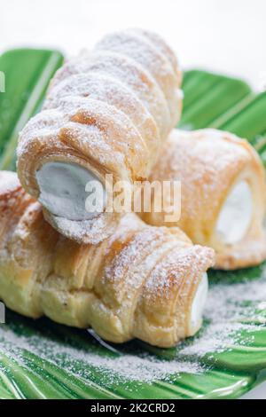 dessert appelé kremrole rempli de crème Banque D'Images