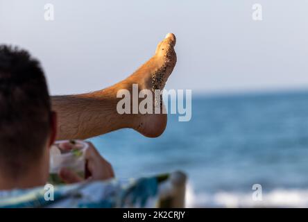 Le soleil et le son des vagues, c'est-à-dire la détente de vacances sur la plage Banque D'Images