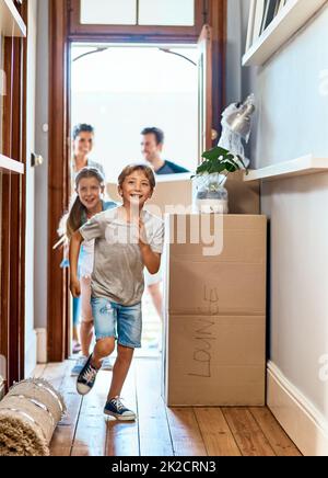 On va chercher ses chambres. Photo d'un jeune garçon et d'une fille joyeux qui court dans un couloir dans leur nouvelle maison tout en s'amusant à l'intérieur pendant la journée. Banque D'Images