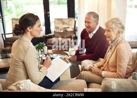 Son temps de encaisser notre pension. Photo d'un couple senior qui obtient des conseils de son consultant financier. Banque D'Images