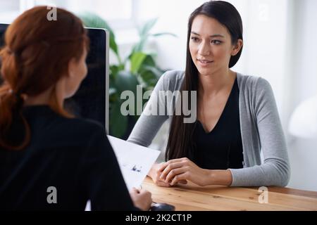 Dites-moi quelque chose de vous-même thats pas dans votre CV. Photo de deux jeunes professionnels ayant une discussion à un bureau. Banque D'Images