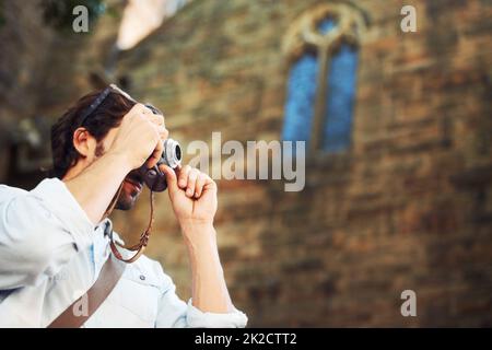 Immortalisez vos souvenirs. Photo d'un beau jeune touriste qui a vérifié les sites. Banque D'Images