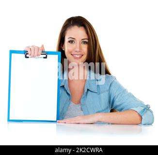 Quels sont vos objectifs personnels. Portrait en studio d'une jeune femme attrayante tenant une planchette à pince avec un morceau de papier vierge attaché à elle sur un fond blanc. Banque D'Images