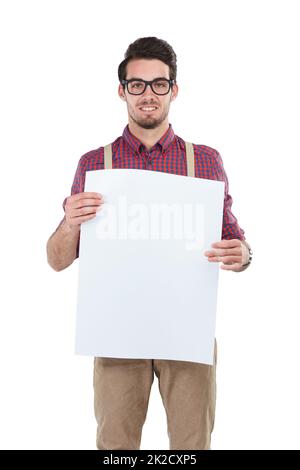 Puis-je avoir votre attention s'il vous plaît. Photo en studio d'un jeune homme tenant un écriteau vierge sur un fond blanc. Banque D'Images