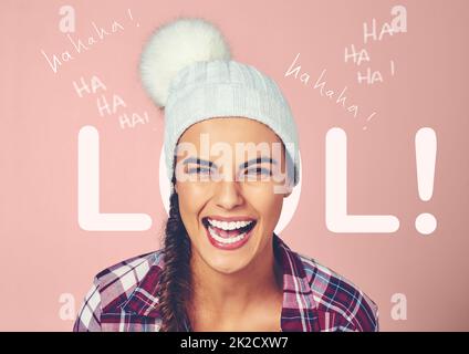 Avoir un moment de rire fort. Photo d'une jeune femme attrayante posant dans le studio. Banque D'Images