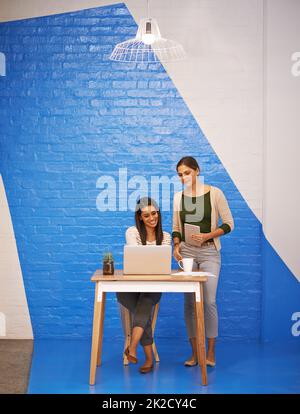 Elle apprécie sa contribution. Photo de deux femmes d'affaires ayant une réunion rapide. Banque D'Images