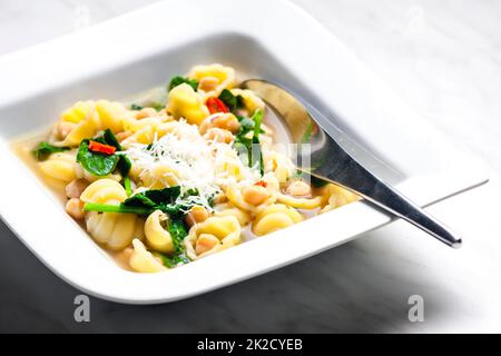 soupe aux épinards, aux pois chiches et aux pâtes Banque D'Images