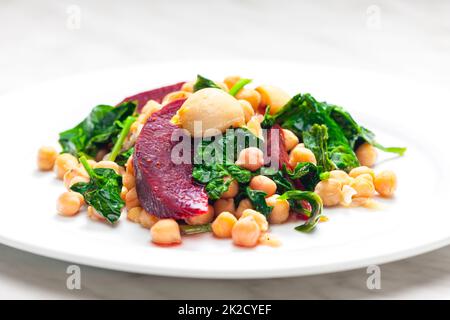 salade de betteraves rouges, épinards et pois chiches Banque D'Images