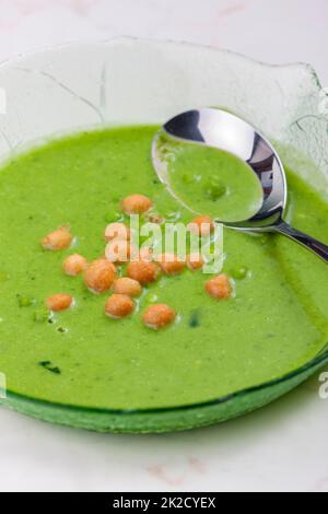 soupe de pois verts avec pois frits Banque D'Images