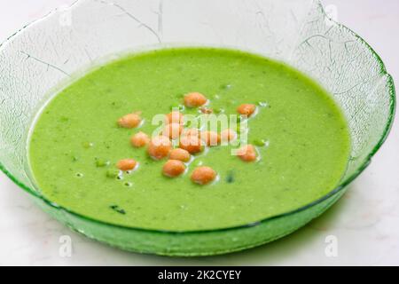 soupe de pois verts avec pois frits Banque D'Images