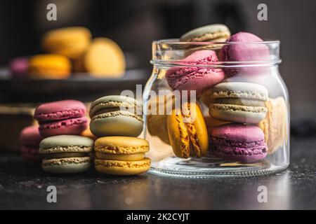 Doux macarons colorés. Macarons traditionnels français. Dessert savoureux en pot. Banque D'Images