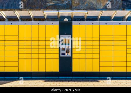 Station de ramassage de colis jaune ou station d'emballage Banque D'Images