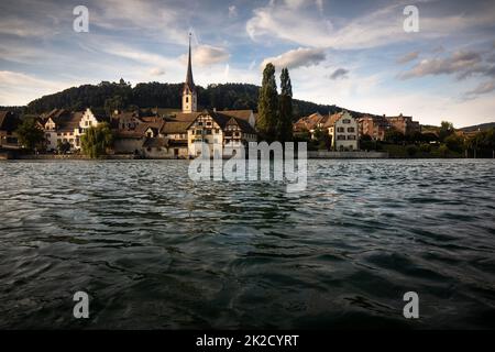 Vue sur le Rhin jusqu'à la vieille ville de Stein am Rhein et le château de Hohenklingen, canton de Schaffhausen, Suisse Banque D'Images