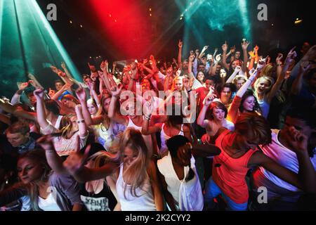 Prise de vue de fans profitant d'un festival de musique en plein air - ce concert a été créé dans le seul but de cette séance photo, avec 300 modèles et 3 groupes live. Tous les participants à cette séance photo sont sortis du modèle Banque D'Images