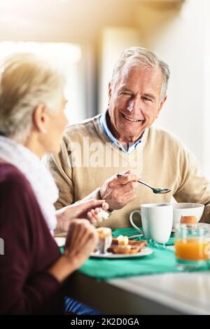 Tout le bonheur dépend d'un petit déjeuner tranquille. Photo d'un heureux couple senior prenant le petit déjeuner ensemble à la maison. Banque D'Images