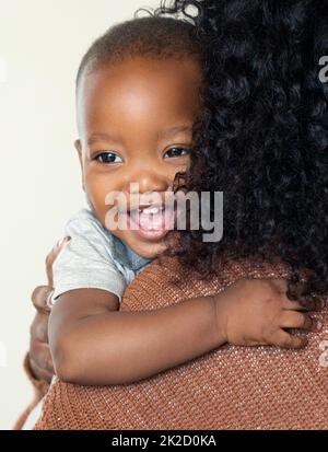 Im Mummys petit ange. Prise de vue d'une mère méconnue tenant son adorable fils à la maison pendant la journée. Banque D'Images