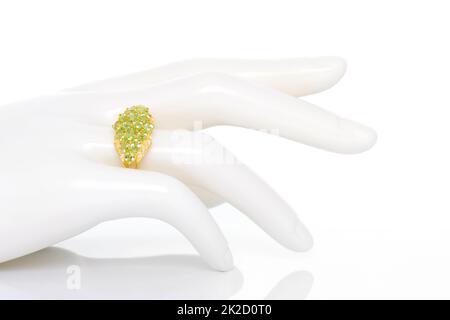 Peridot et Diamond Jewel ou gemmes anneau sur plastique mannequin main femelle. Collection d'accessoires en pierres précieuses naturelles. Prise de vue en studio Banque D'Images