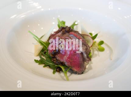 Petites côtes de bœuf cuites lentement servies sur une assiette blanche. Brunch du dimanche, plat principal. Banque D'Images