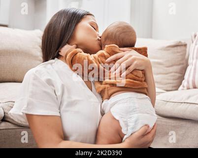 Vous sentez comme le ciel. Prise de vue d'une mère qui câlin et embrasse son fils. Banque D'Images