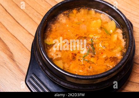 Soupe traditionnelle coréenne Kimchi jjigae dans un bol du restaurant Banque D'Images