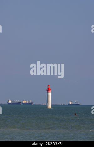 Phare de Chauvea près de l'Ile de Ré avec des navires à destination de la Rochelle, pays de la Loire, France Banque D'Images