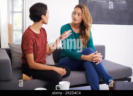 Travailler ensemble sur un projet passionnant. Photo de deux femmes professionnelles ayant une discussion dans un cadre de bureau informel. Banque D'Images