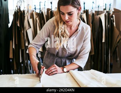 Des shes coupés pour la profession. Coupe courte d'un jeune designer de mode en tissu dans son atelier. Banque D'Images